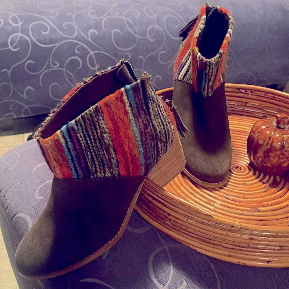 NWT TOMS LEILA Ankle Boots Booties Chocolate Suede Rainbow